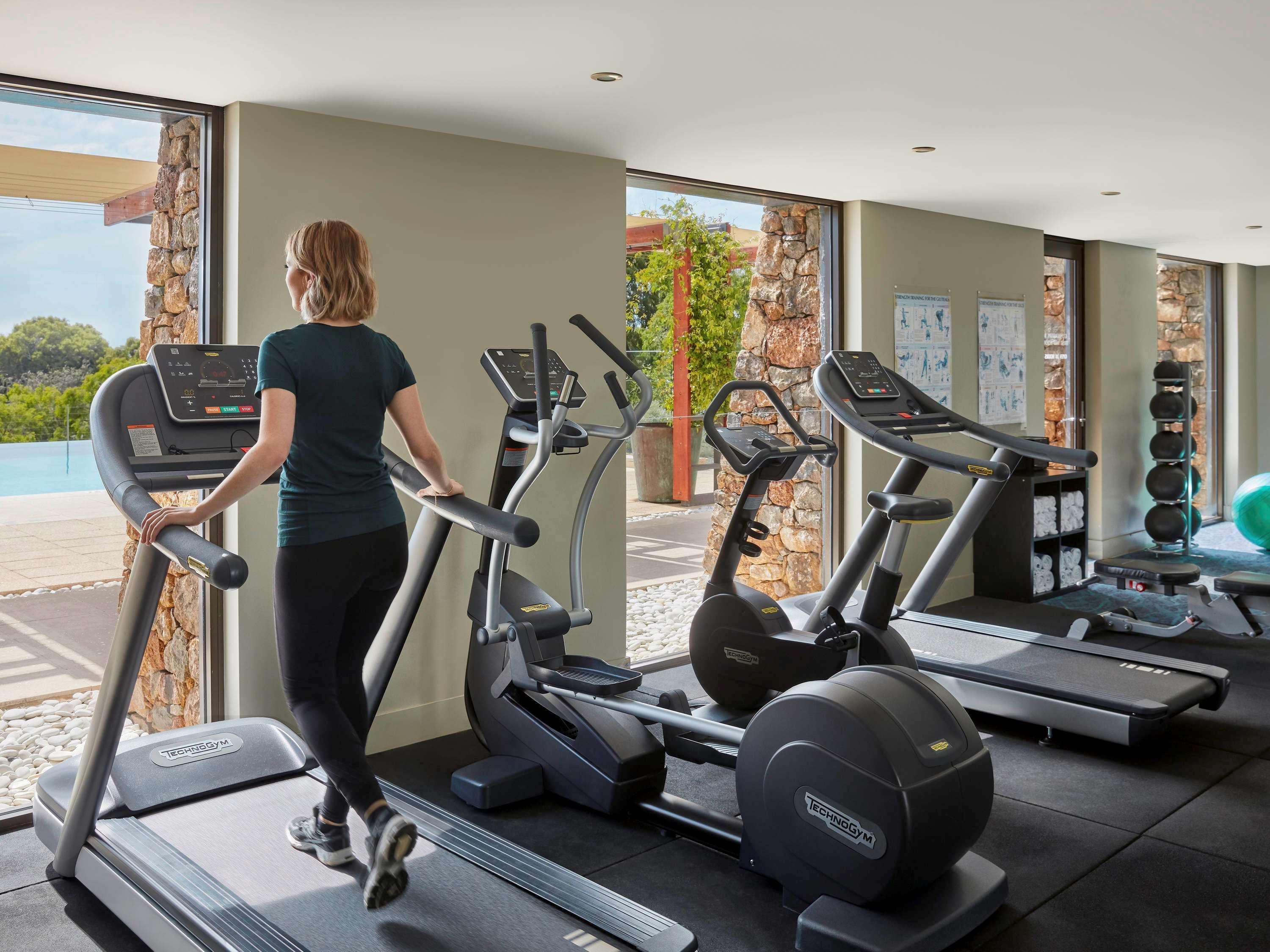 Pullman Bunker Bay Resort Margaret River Dunsborough Exteriér fotografie A woman on a treadmill