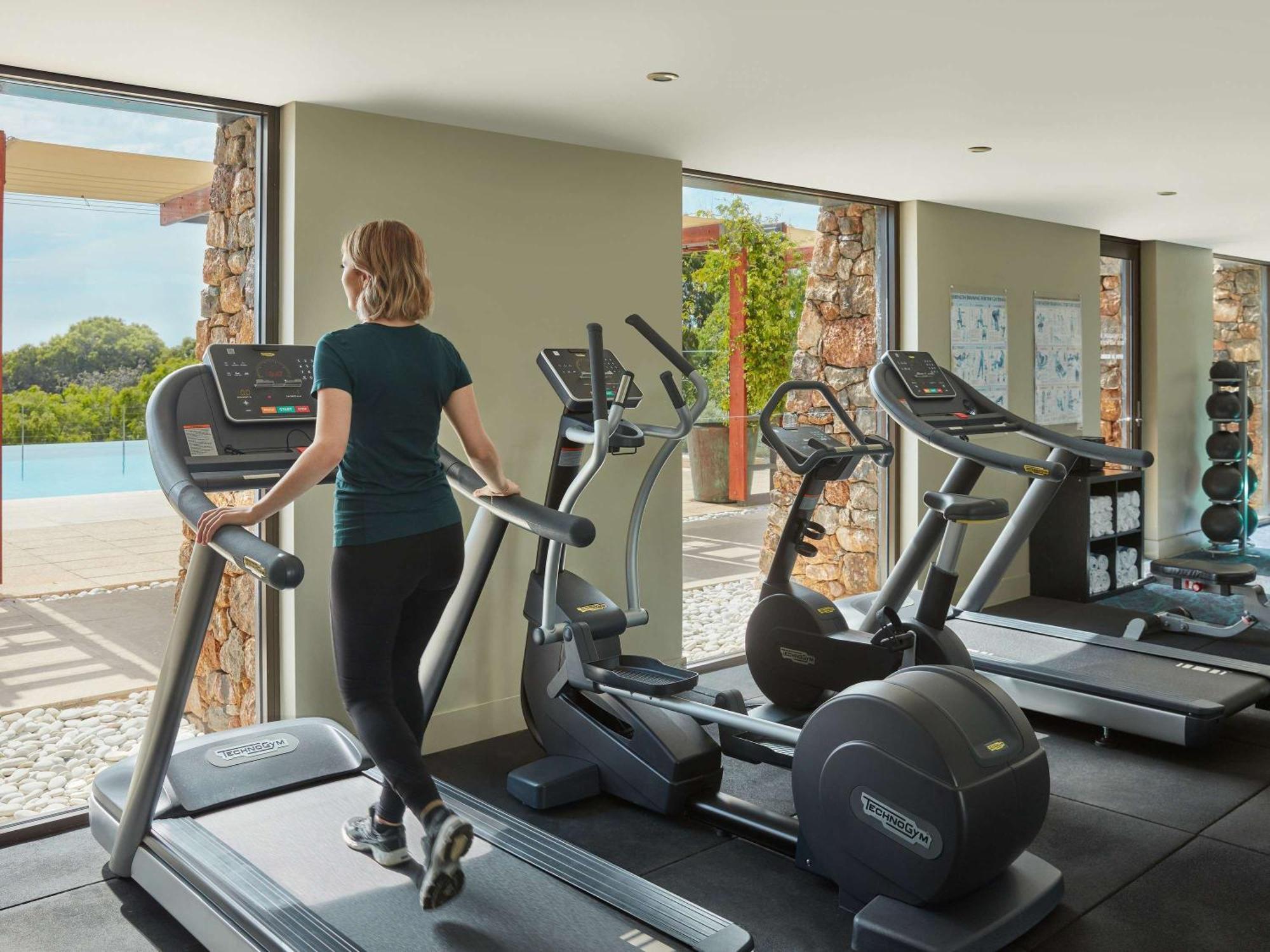 Pullman Bunker Bay Resort Margaret River Dunsborough Exteriér fotografie A woman on a treadmill