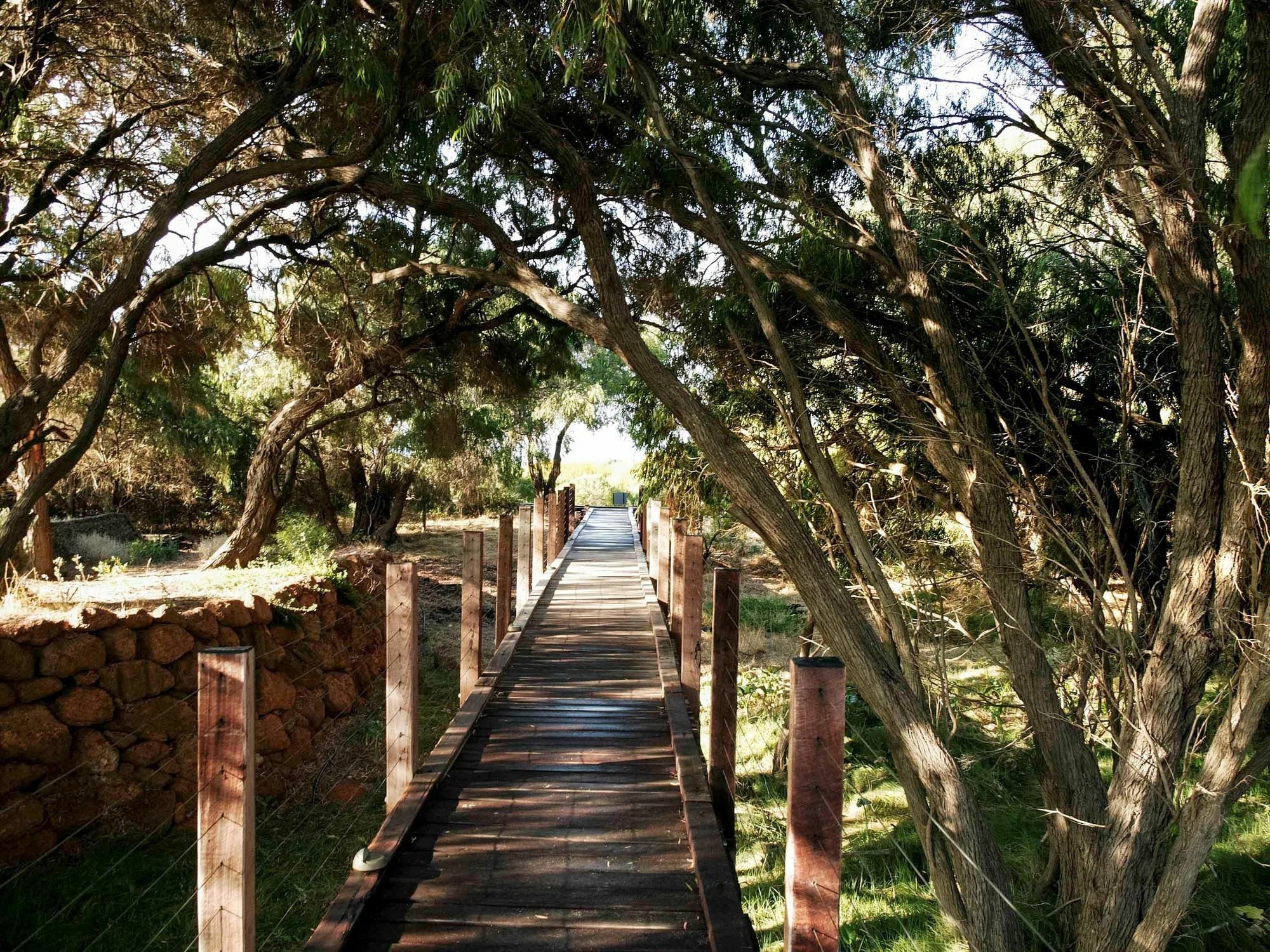 Pullman Bunker Bay Resort Margaret River Dunsborough Exteriér fotografie The boardwalk at the entrance to the reserve